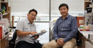 Hugo Kim, PhD (left) designed and executed the single-cell RNA sequencing experiments under the supervision of Binhai Zheng, PhD (right). [UC San Diego Health Sciences]